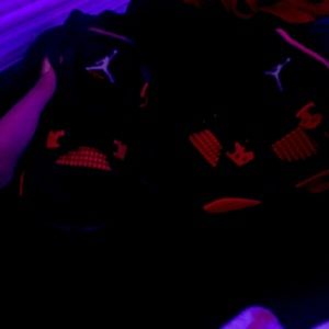 Air Jordan retro Thunder red 4’s size 5’5 women
